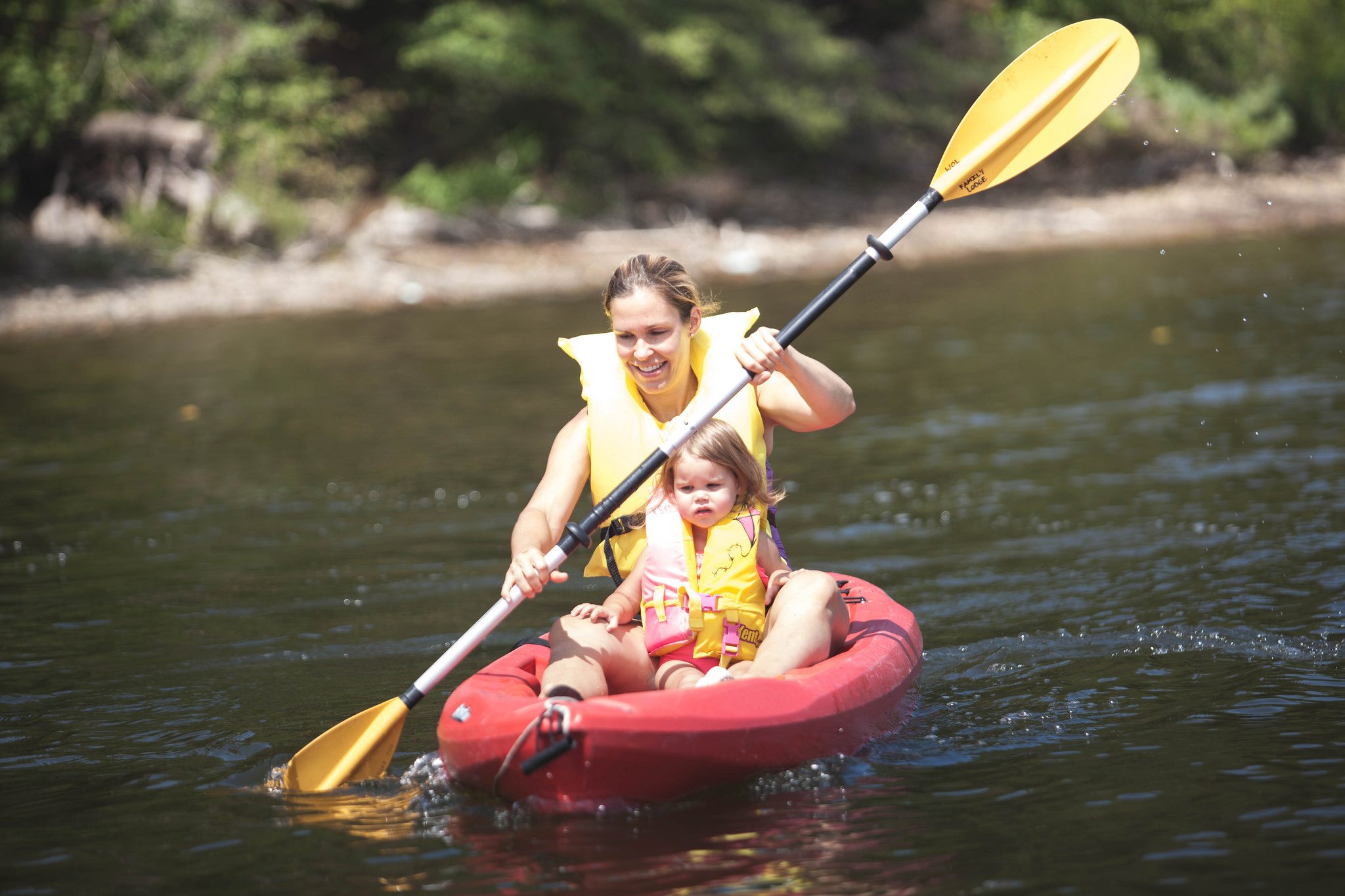 Woman kayaking whit their daughter.